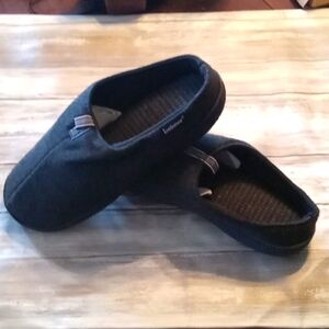 Isotoner men's slippers 8.5-9.5